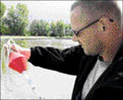 Matthias Landau mi&szlig;t mehrmals am Tag die Wassertemperatur